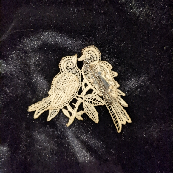Vintage lace bird brooch - Picture 2 of 2